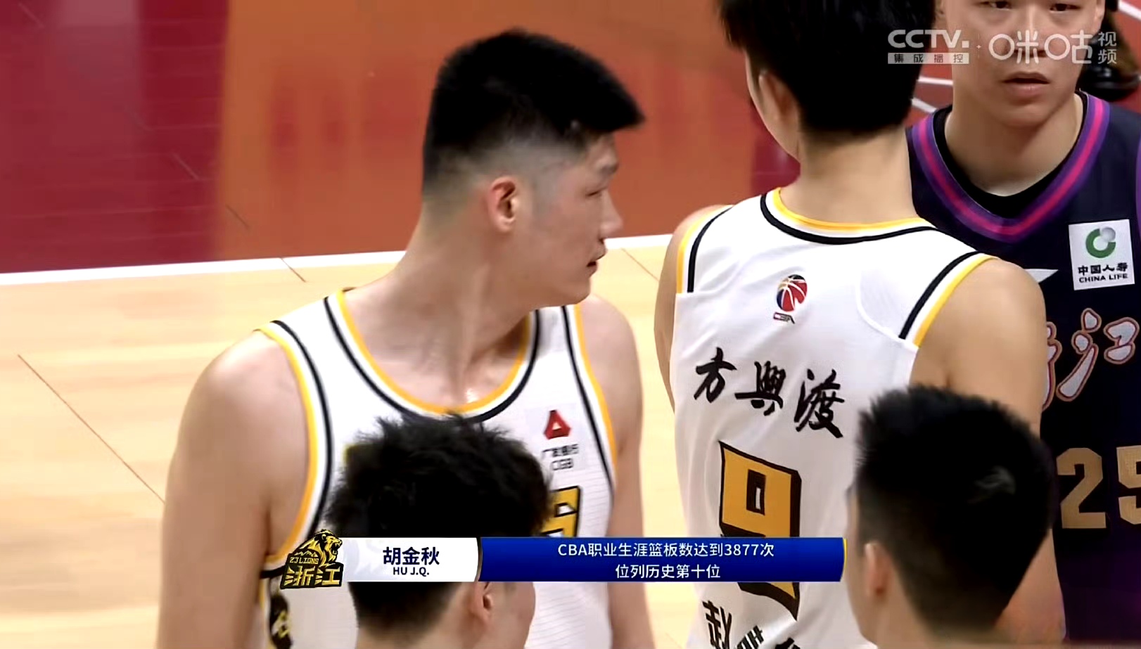 华体会直播-凭借一波浙江队，CBA季后赛成功爆冷，现场教练席炸锅的简单介绍