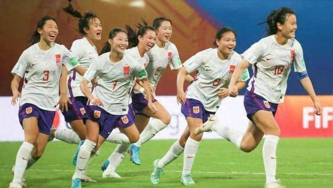 中国女足队员在比赛中拼尽全力，再次证明实力
