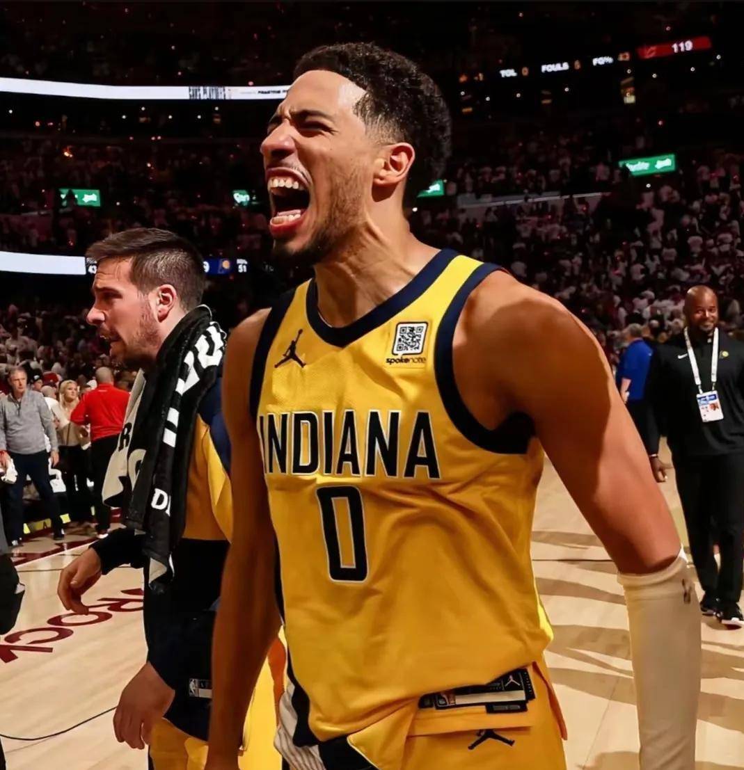 NBA总决赛激情四射，球员奋勇拼搏争取胜利