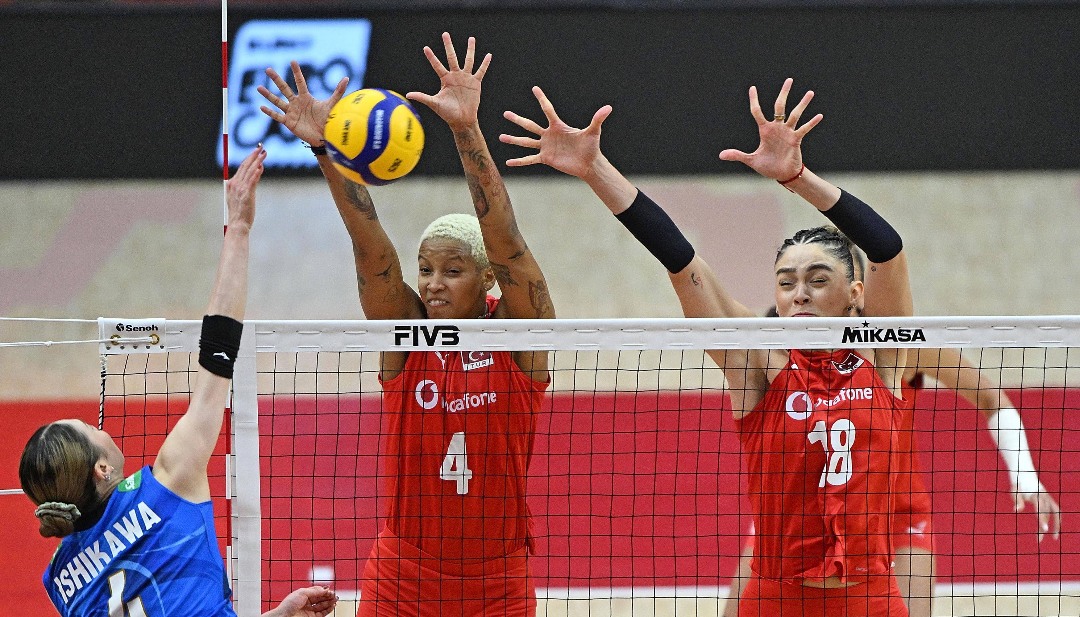 塞尔维亚女排逆转意大利，晋级强