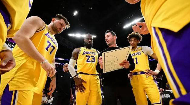 包含湖人宣布签下新援，球队深化内线实力备战季后赛的词条