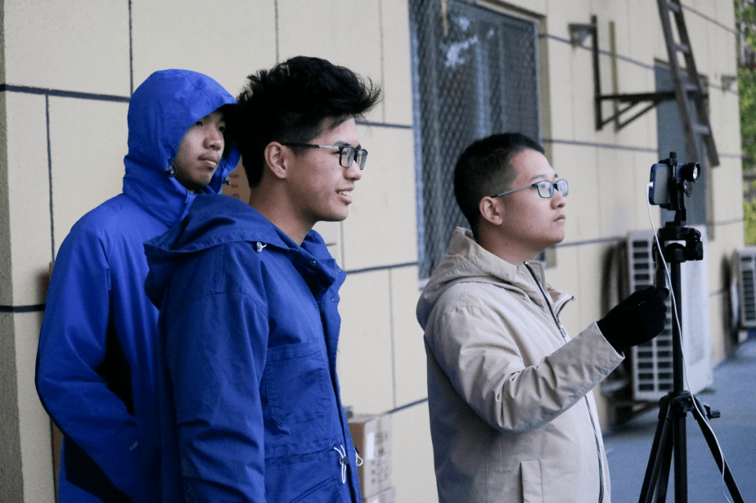 华体会官网-现场解说员热情解说比赛精彩瞬间