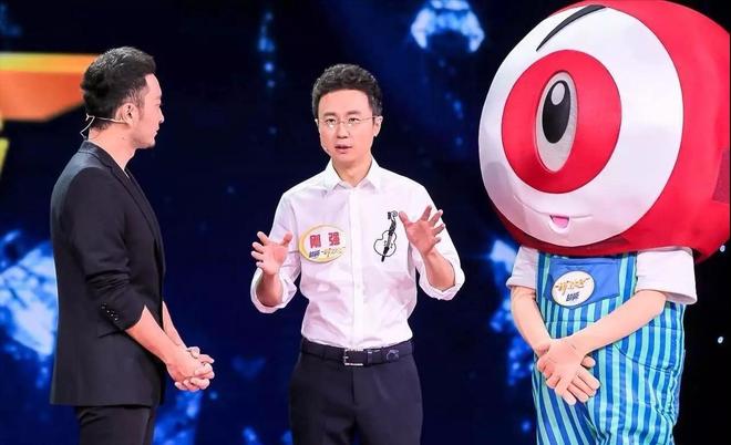 现场解说员热情解说比赛精彩瞬间