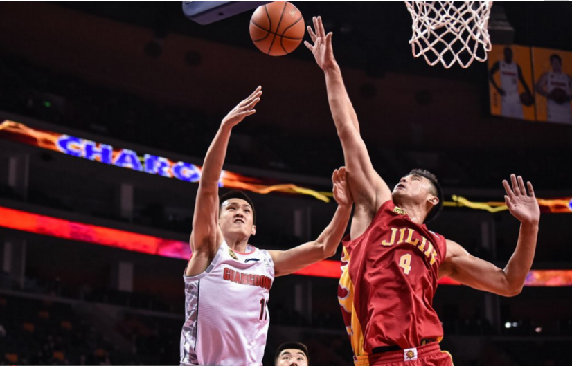 广东队在客场战胜对手，夺冠追梦