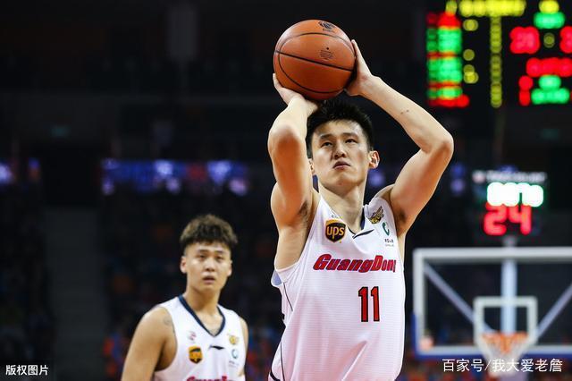 华体会在线-球队队长率先垂范，带领球队取胜