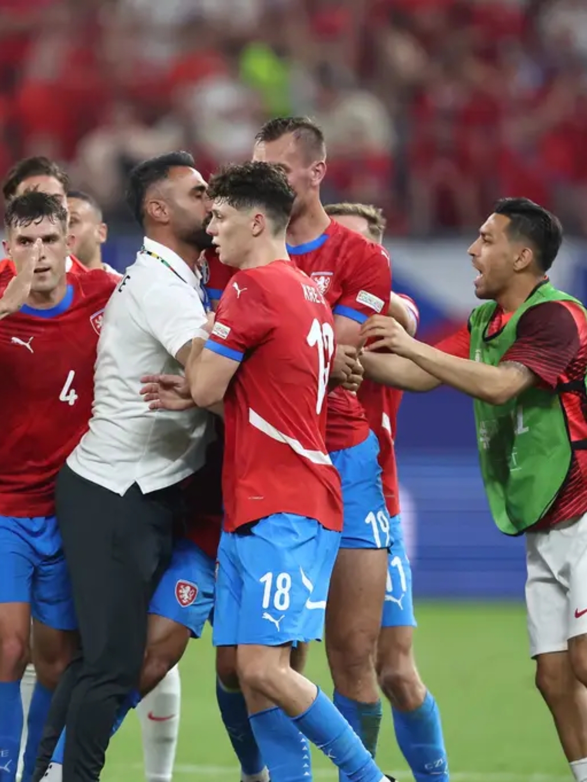 华体会电竞-罗马尼亚队在欧锦赛中与对手激战