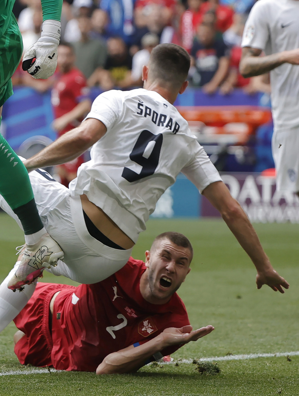 罗马尼亚队在欧锦赛中与对手激战 罗马尼亚队在欧锦赛中与对手激战